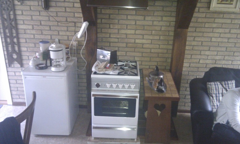 In huiskamer noodopstelling tbv het koken gemaakt